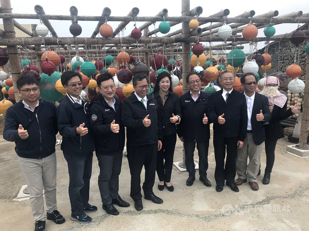 桃園市長鄭文燦(左4)等人10日前往曾獲全球百大綠色旅遊勝地肯定的澎湖南寮農村參訪,了解當地社區營造成果。中央社 109年11月10日