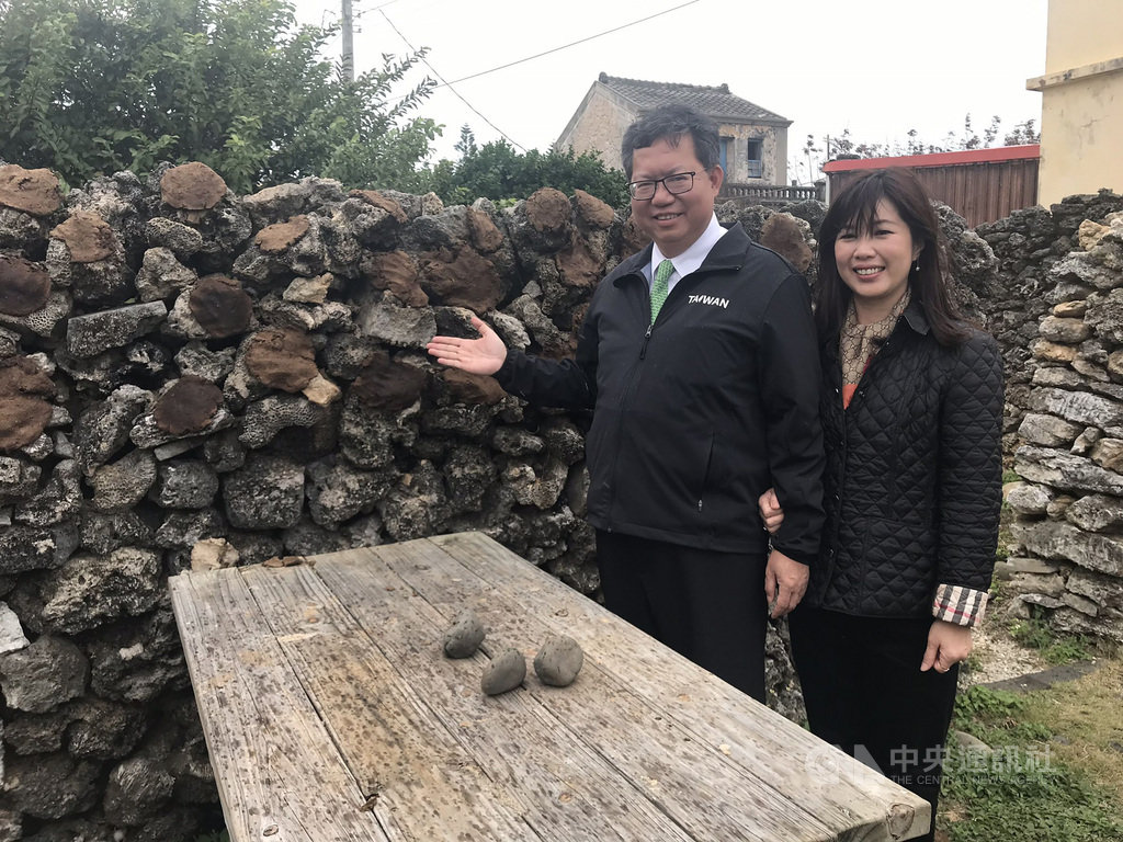 桃園市長鄭文燦(左)10日造訪澎湖與當地民眾聊文化觀光與文創,並前往曾獲選全球百大綠色旅遊勝地的南寮農村,了解當地社造成果,開心留影。中央社 109年11月10日