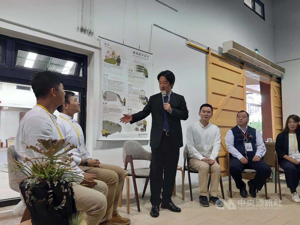 副總統賴清德(左3)10日參訪新竹縣新埔鎮農會產業交流中心,賴清德說,新埔農會對於農產推廣很用心,並稱讚地方把青農品牌相互連結,創建新的模式,打開在地農特產知名度。中央社記者郭宣彣攝 109年11月10日