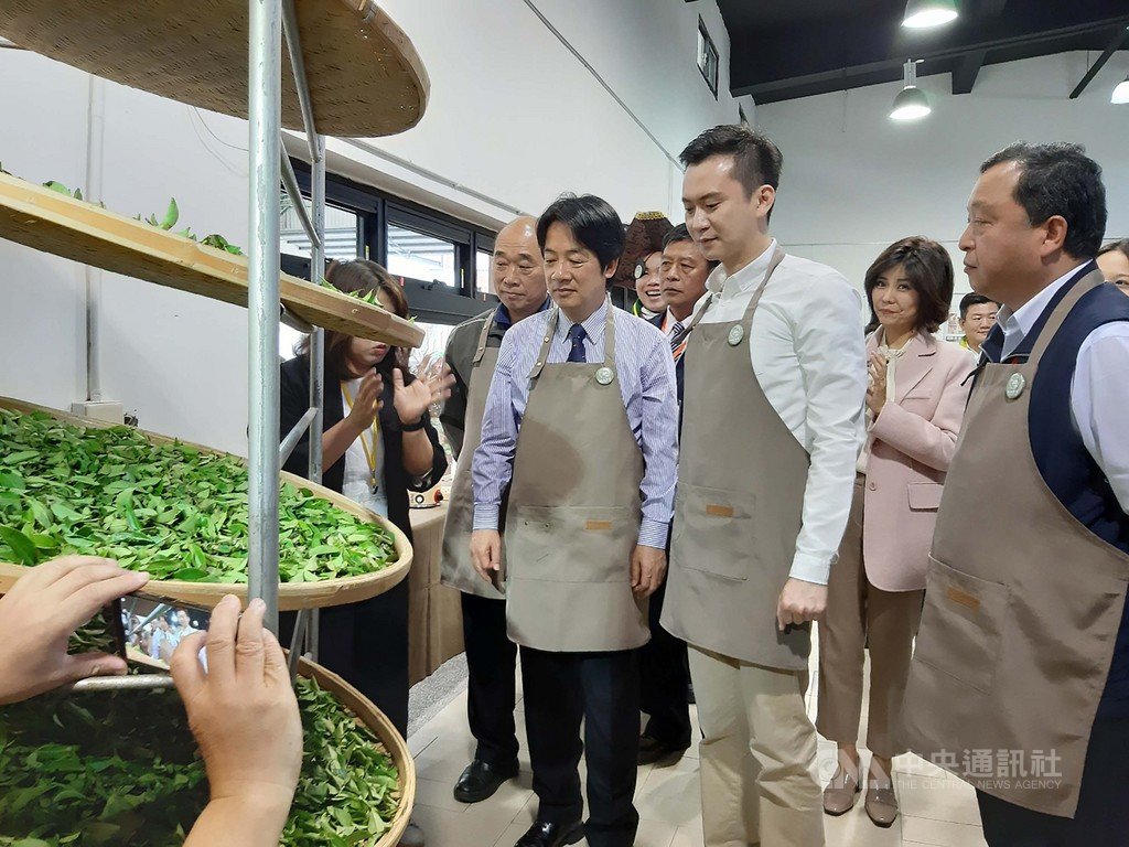 副總統賴清德(前右3)10日參訪新竹縣新埔鎮農會產業交流中心,關心農業發展現況,並體驗揉茶。中央社記者郭宣彣攝 109年11月10日