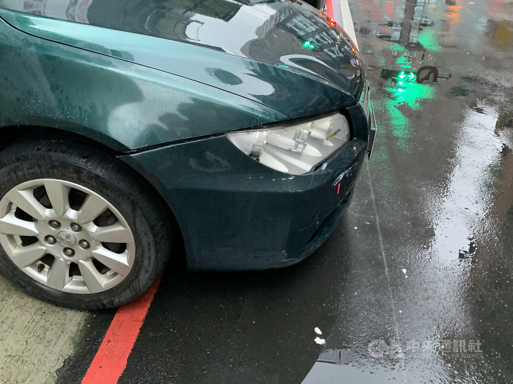 海巡署北部分署第二岸巡隊溫姓下士9日駕駛公務車行經基隆中山二路時,不慎與前方機車擦撞,高姓男騎士送醫急救仍不治;溫男經酒測無酒精反應,警方訊後依過失致死罪將溫男送辦。中央社記者王朝鈺攝 109年11月10日