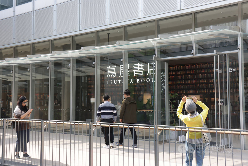 日本蔦屋書店在中國的首家分店位於杭州,不少人前來喜歡拍照打卡,在社群網站分享。中央社記者張淑伶杭州攝 109年11月10日