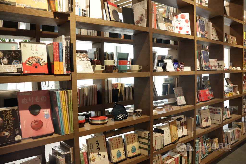 日本蔦屋書店以「生活提案」聞名,將書和相關的非書產品融合陳列。中央社記者張淑伶杭州攝 109年11月10日