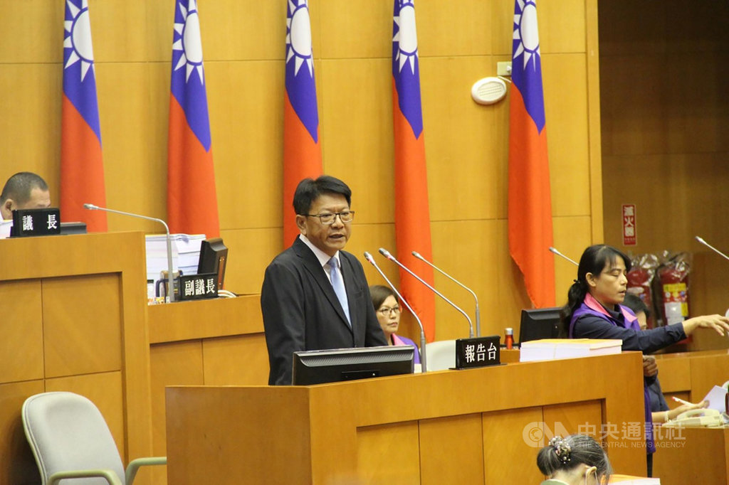 屏東縣長潘孟安(立者)10日赴縣議會進行施政總報告,總共花了41分鐘,依循往例全程皆未看稿,細述縣政大小事。(屏東縣政府提供)中央社記者郭芷瑄傳真 109年11月10日