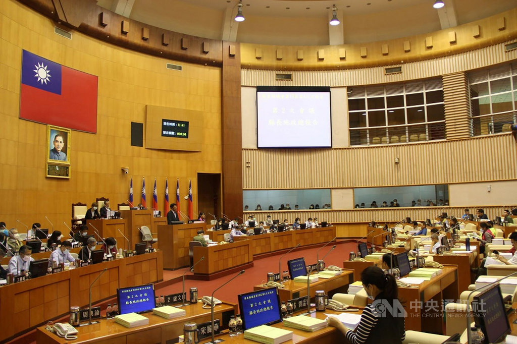 屏東縣長潘孟安10日在縣議會進行施政總報告,說明縣府財政、長照、交通觀光、醫療,再談到文化、教育、農業與防治淹水等,全程41分鐘皆未看稿。(屏東縣政府提供)中央社記者郭芷瑄傳真 109年11月10日