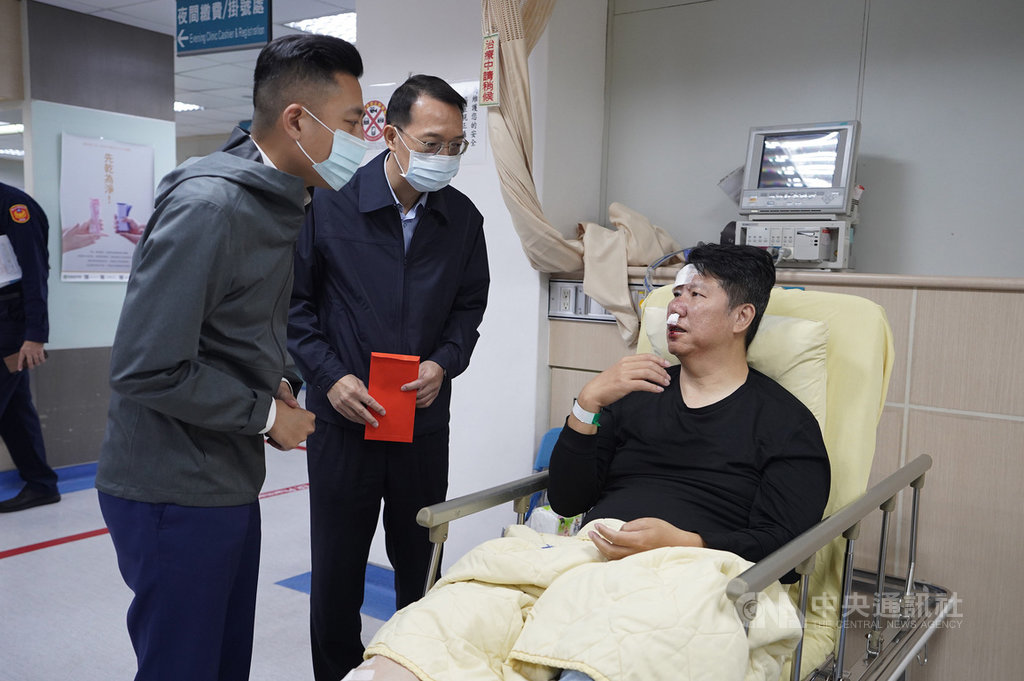 新竹市警局第一分局馬姓員警(右)10日執勤時被車撞受傷,市長林智堅(左)得知後,帶著慰問金與水果赴醫院慰問。(新竹市政府提供)中央社記者郭宣彣傳真 109年11月10日