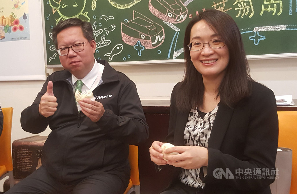 桃園市長鄭文燦(左)10日走訪澎湖,並應邀出席「城市文創、海島文化」跨域座談活動,和民眾深度對談,一同討論文化觀光與文創等議題。中央社 109年11月10日