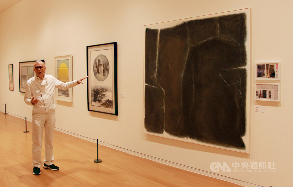 「引藝領潮—1947.鼓亭莊聯展」在亞洲大學現代美術館展出中,呈現38名藝術家的油畫、水墨、膠彩、水彩、版畫等創作;「五月畫會」成員韓湘寧也展出作品「凝固的吶喊」,以特殊的墨色畫呈現。中央社記者蘇木春攝 109年11月10日