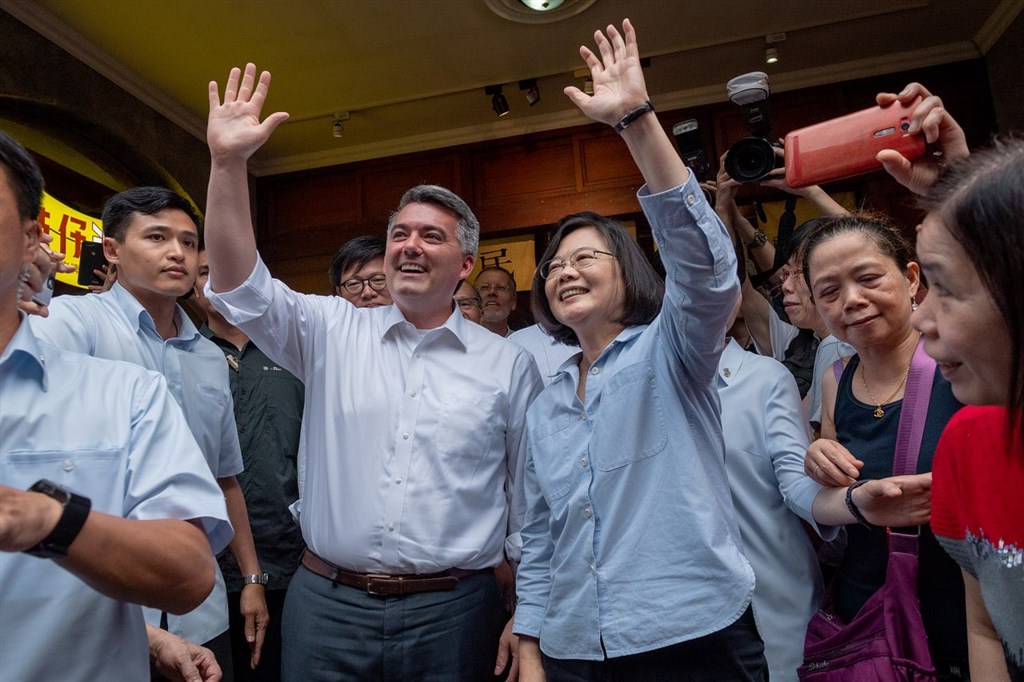 美國聯邦參議院外交委員會亞太小組主席賈德納(中左)連任失利,總統蔡英文(中右)10日與賈德納越洋通話,感謝他長期以來推動多項友台法案。(圖取自twitter.com/iingwen)