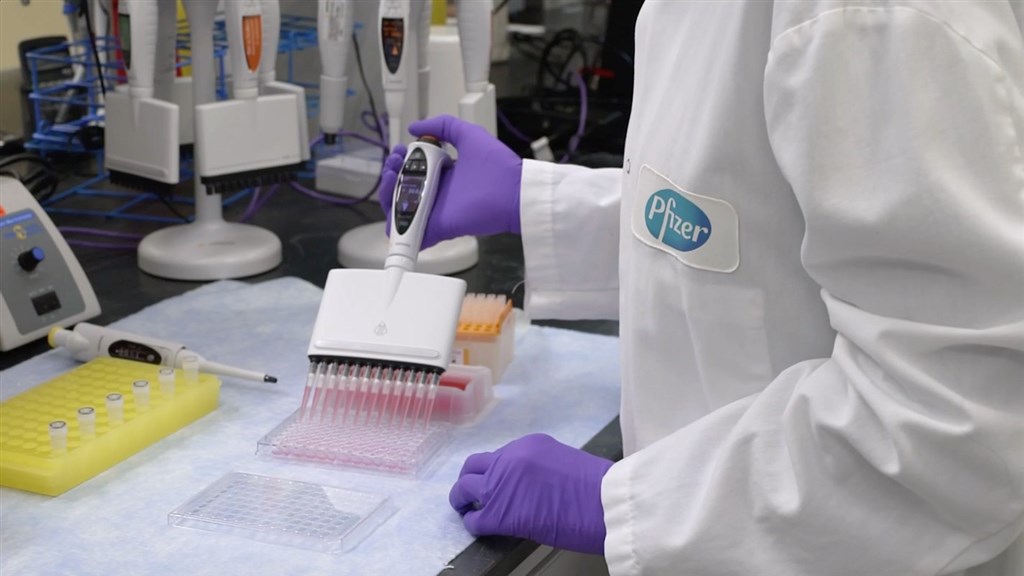 英國成為全球率先使用美國輝瑞大藥廠(Pfizer)和德國BioNTech聯手研發武漢肺炎疫苗的國家。(圖取自facebook.com/Pfizer)