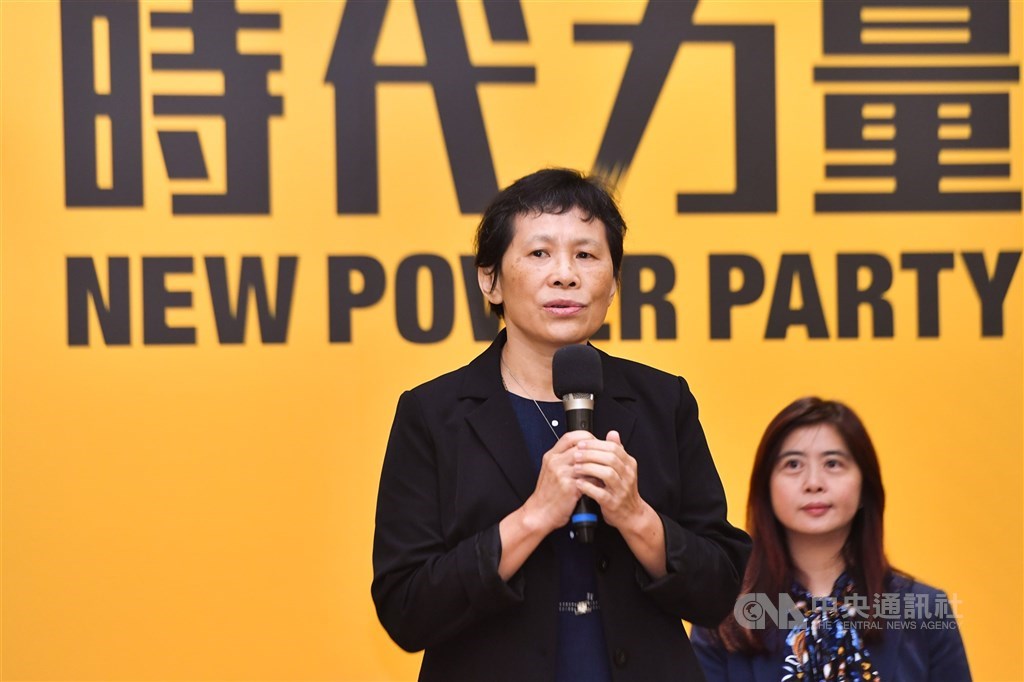 原時代力量黨主席高鈺婷請辭,時代力量決策委員會10日選出新任黨主席,由決策委員、立委陳椒華(前)接任。(中央社檔案照片)