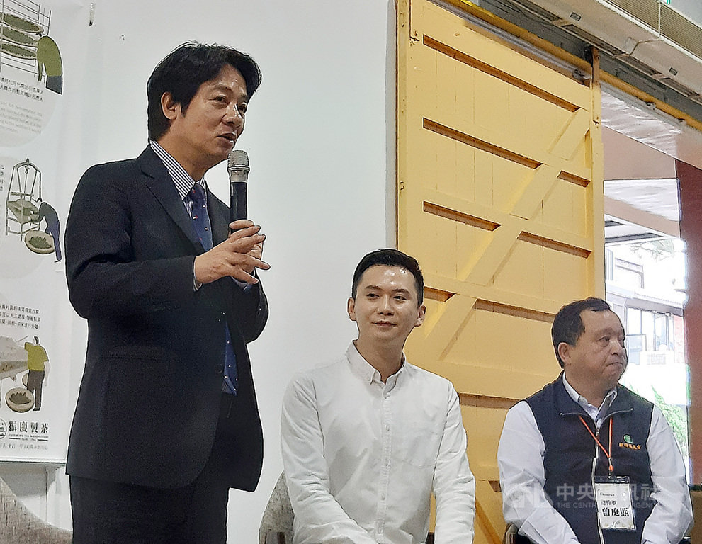 副總統賴清德(左)10日走訪新竹縣新埔鎮時受訪表示,副總統的工作之一就是行銷台灣,時間上要是允許,他很樂意協助行銷台中市;被問及對棒球有什麼建議,賴清德則說,未來希望大家都一起支持台灣棒球。中央社記者郭宣彣攝 109年11月10日