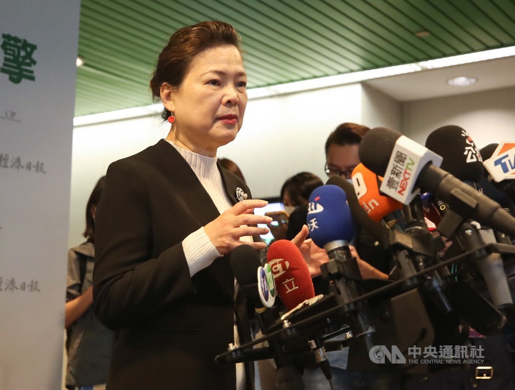 對於無法加入RCEP是不是失敗,王美花(前)表示,這不叫失敗,若要加入RCEP,必須經過所有會員國同意,中國一定會要求台灣遵守九二共識和一國兩制,「我們國人可以接受嗎?」(中央社檔案照片)