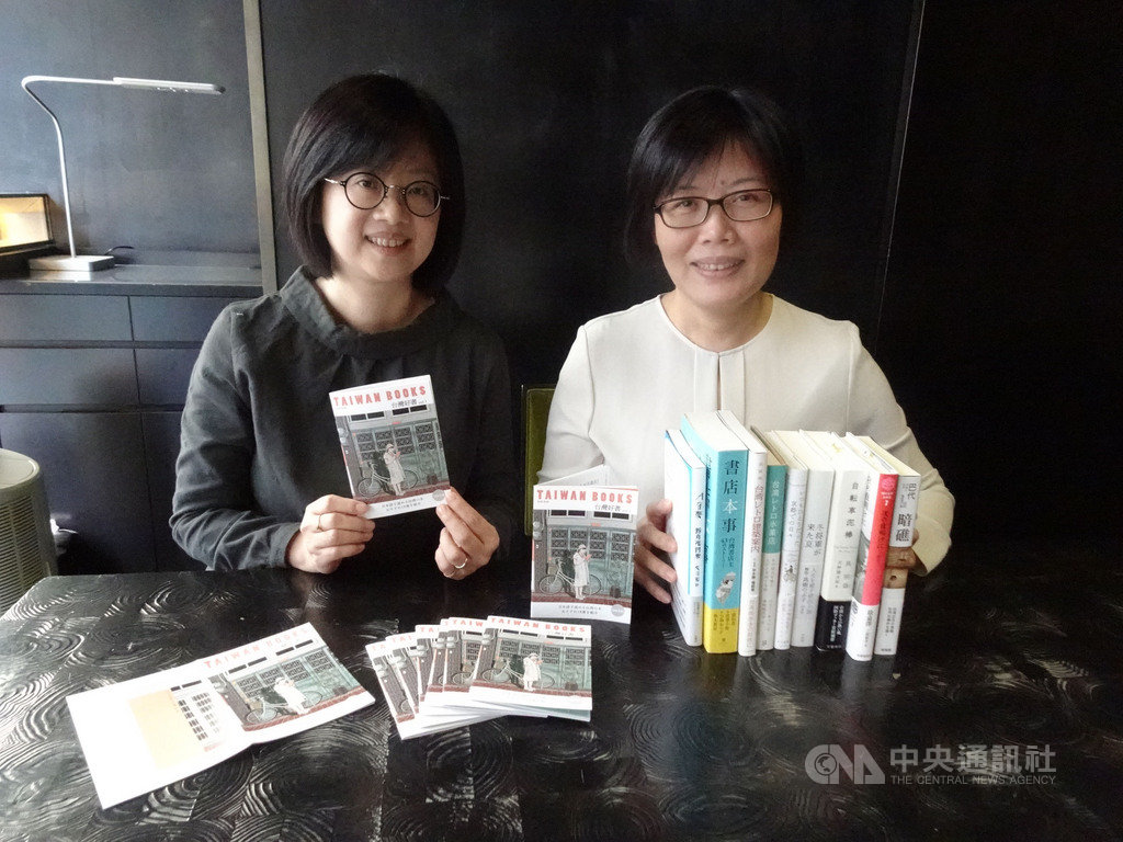 駐日本台灣文化中心主任王淑芳(右)表示,為了開拓尚未接觸過台灣日譯書籍的潛在日本讀者群,首度委託日本台灣書籍版權代理團體「太台本屋」編印台灣好書日文小冊,介紹18本好書。中央社記者楊明珠東京攝 109年11月11日