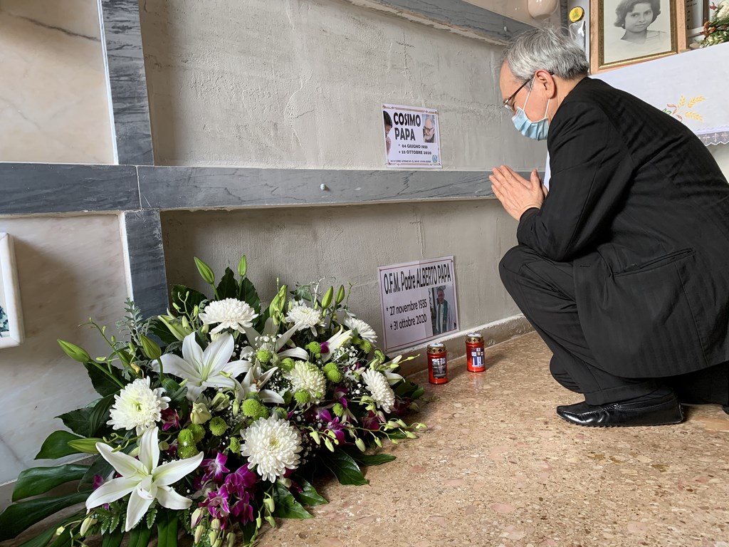 義大利衛生部10日通報境內過去24小時新增3萬5098人確診，累計達99萬5463例。圖為駐教廷大使李世明戴著口罩在義籍神父巴義慈墓碑前致意，感念他為台灣奉獻。（駐教廷大使館提供）