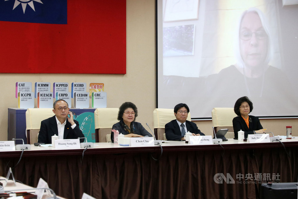 國家人權委員會主委陳菊(左2)、副主委高涌誠(右2)等人11日與「亞太地區國家人權機構論壇(APF)」秘書處代表進行視訊座談,就各種人權議題、會務運作、國家詢查等交換意見。(監察院提供)中央社記者陳俊華傳真 109年11月11日
