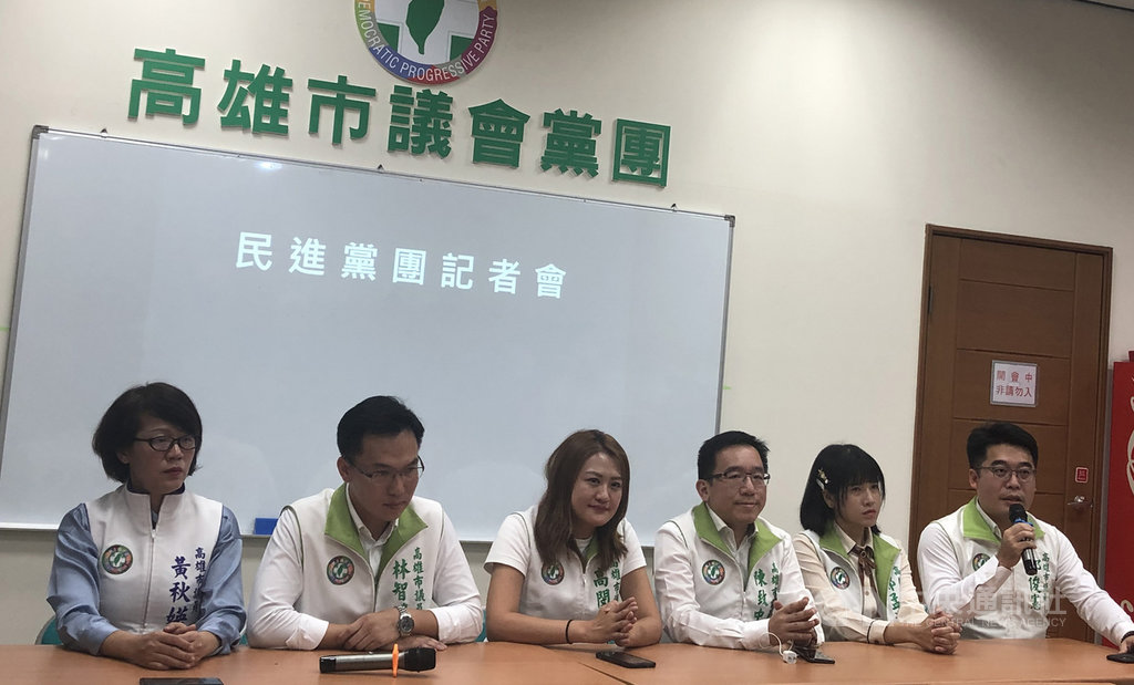 國民黨高雄市議會黨團11日甲級動員，成功讓「高雄市食品安全衛生理自治條例」三讀通過。民進黨團隨後舉行記者會，議員邱俊憲（右）表示，他提議將「豬」字刪除，讓規定不限於豬肉，國民黨居然同意，代表他們將修正案當兒戲，才會通過不可行又抵觸中央食安法規定的修正動議。中央社記者侯文婷攝　109年11月11日