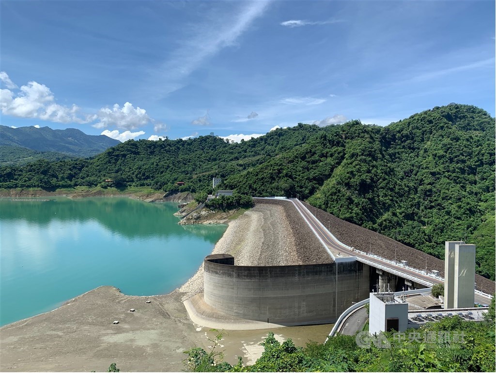 曾文、烏山頭兩座水庫蓄水總量是歷年11月的第六低,經濟部11日宣布嘉南水情燈號調整為黃燈,18日起將減壓供水。圖為曾文水庫。(中央社檔案照片)