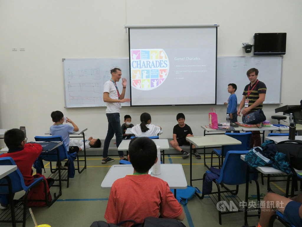 銘傳大學金門分部12日表示,日前為金門民眾提供的英語文學習活動,其中,國中小課程在全英語環境下,透過遊戲等方式融入將英語文應用,學生樂在其中。(銘傳大學金門分部提供)中央社記者黃慧敏傳真 109年11月12日