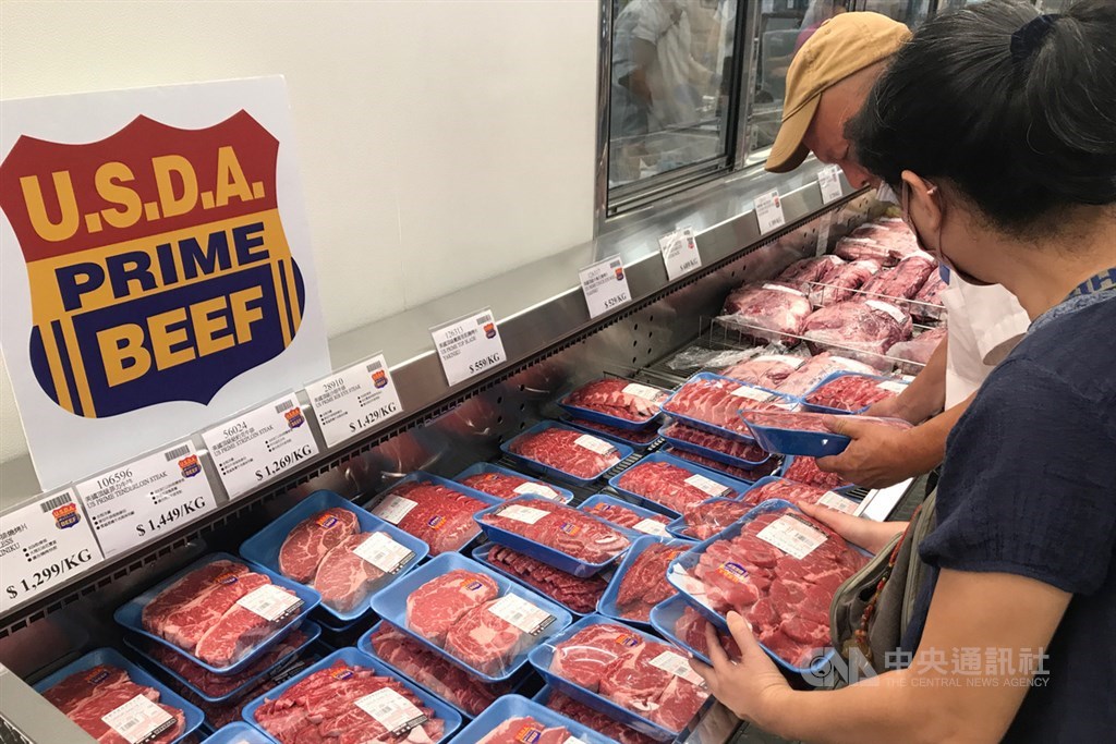 高雄市議會明定高市轄內販售肉品及產製品不得檢出瘦肉精。衛福部長陳時中12日表示,自治條例若是美牛禁止萊劑就已違背現行法規。圖為民眾在賣場選購美牛產品。(中央社檔案照片)