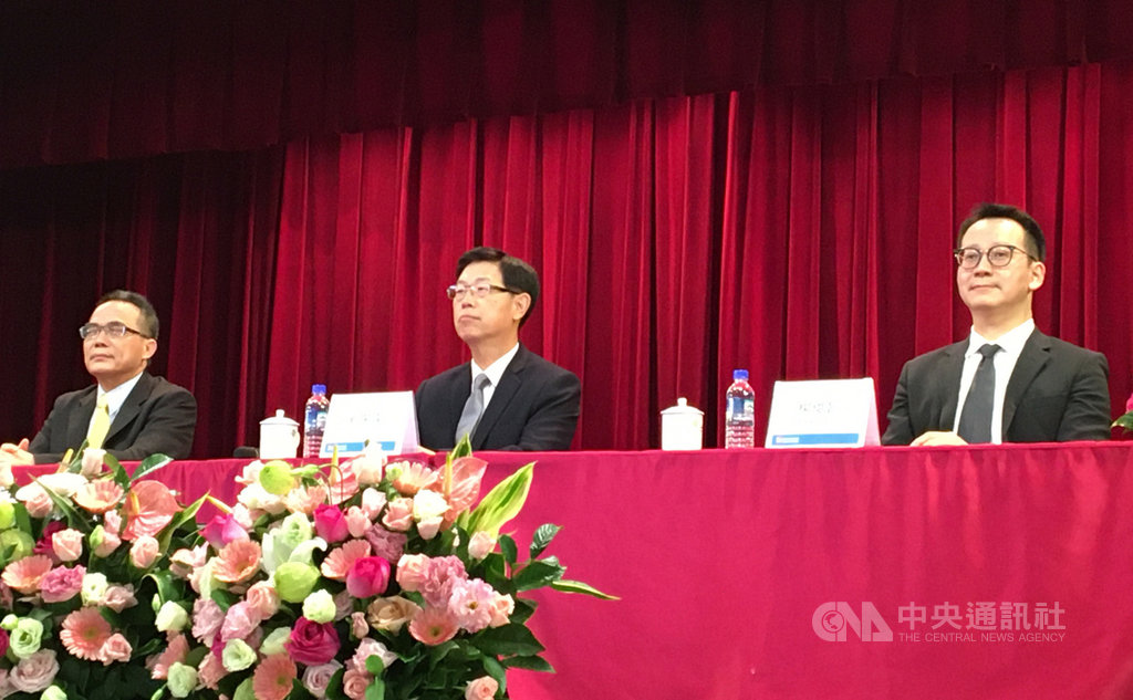 鴻海12日下午在新北市土城總部舉行季度法人說明會,董事長劉揚偉(中)親自主持。 中央社記者鍾榮峰攝 109年11月12日