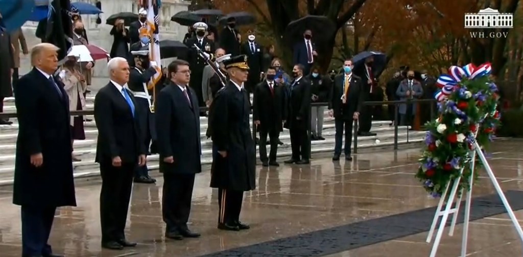 美國總統川普（前左1）11日為紀念退伍軍人節，出現在阿靈頓國家公墓。這是川普選後首度正式公開露面，但他並未公開發言。（圖取自twitter.com/whitehouse）
