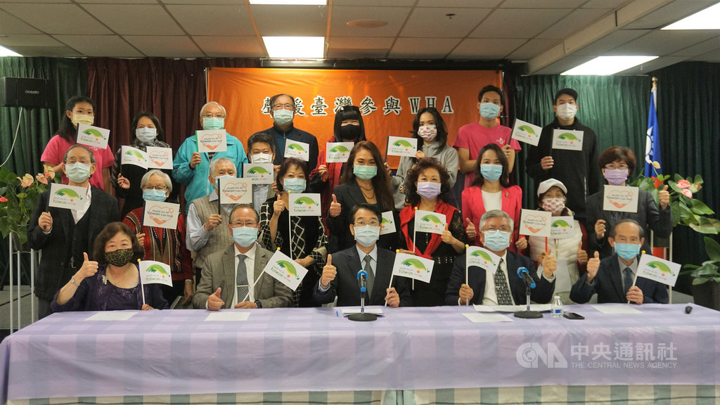 南加州橘郡的華僑文教中心10日聚集8個僑團代表,發表「支持台灣參加世界衛生大會(WHA)」聲明,20多人到場。中央社記者林宏翰洛杉磯攝 109年11月12日