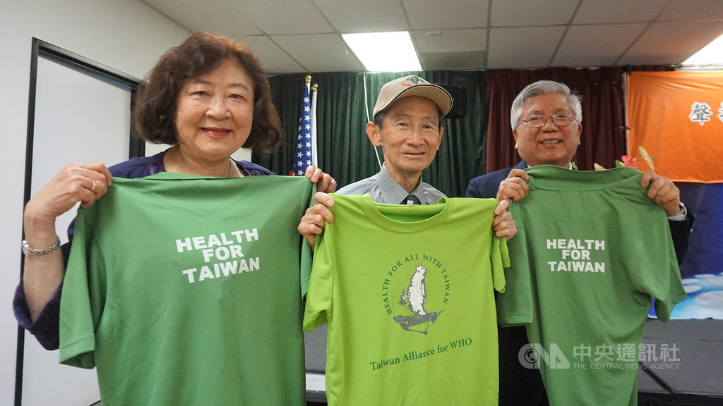 北美洲台灣人醫師協會基金會董事長許正雄(中)展示過去赴瑞士日內瓦,宣達支持台灣參加世界衛生組織(WHO)上衣。圖右為退休醫師楊熾勳,左為台灣人公共事務會(FAPA)橙縣分會會長黃河芬。中央社記者林宏翰洛杉磯攝 109年11月12日