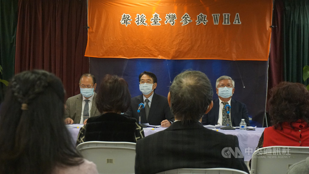 南加州橘郡的華僑文教中心10日聚集8個僑團代表,發表「支持台灣參加世界衛生大會(WHA)」聲明。左起為僑務委員許清松、華僑文教中心主任蔣翼鵬、退休醫師楊熾勳。中央社記者林宏翰洛杉磯攝 109年11月12日