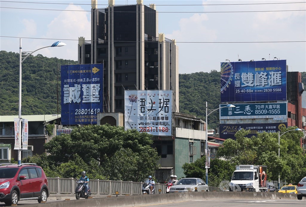 財政部長蘇建榮針對立委詢問，財政部曾表示中長期考量調高囤房稅，「中長期」為多久，蘇建榮回應「2年內」，並強調比起房屋稅稅率，稅基調整更重要。（示意圖／中央社檔案照片）