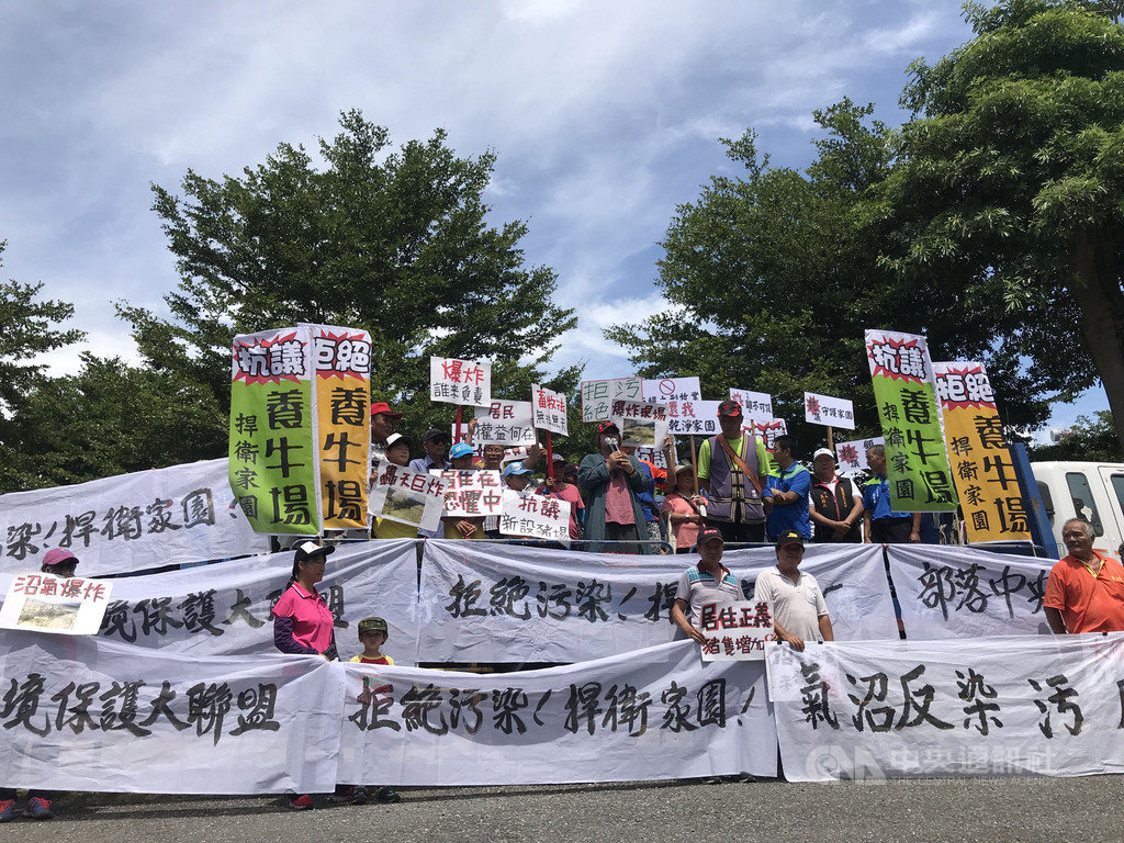 花蓮縣政府制定新設置畜牧場管理自治條例草案日前公告,縣府13日指出,將於25、27日辦理4場說明會,開放民眾提出意見。圖為7月16日縣民反對新養牛場動工,發起連署抗議。中央社記者張祈攝 109年11月13日