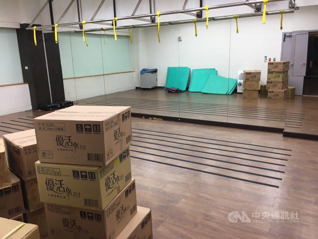 台北市府轄管的松山運動中心把停車場空間改成體能教室、機房當儲藏室,被議員發現並指出恐有公共安全疑慮,市長柯文哲13日表示,因屬委外經營,若違規會依契約裁罰,並調查督導局處有無失職。(吳沛憶辦公室提供)中央社記者劉建邦傳真 109年11月13日