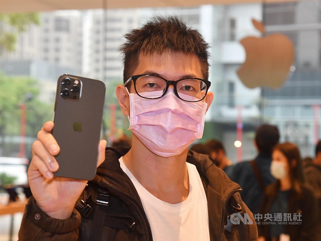 蘋果新機iPhone 12 Pro Max、12 mini壓軸登場,13日開賣,許多民眾前來台北直營店購買取貨,高姓男子(圖)搶到頭香,是直營店第一位拿到Pro Max的顧客。中央社記者鄭清元攝 109年11月13日