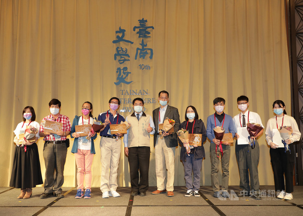 第10屆台南文學獎13日舉行頒獎典禮,57件作品脫穎而出獲獎,台南市長黃偉哲(左5)出席表揚得獎者並合影。中央社記者張榮祥台南攝 109年11月13日