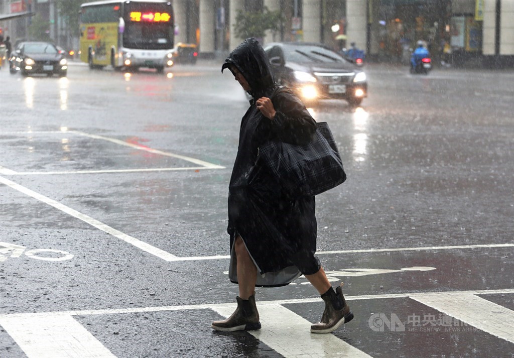 中央氣象局24日表示,因東北風影響,針對花蓮縣發布豪雨特報;宜蘭、台東發布大雨特報。(中央社檔案照片)