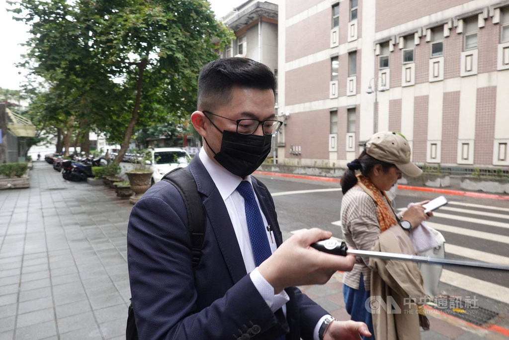 台北地方法院審理立委涉收賄案,13日上午傳喚國民黨籍立委廖國棟辦公室主任丁復華(前)到庭。中央社記者林長順攝 109年11月13日