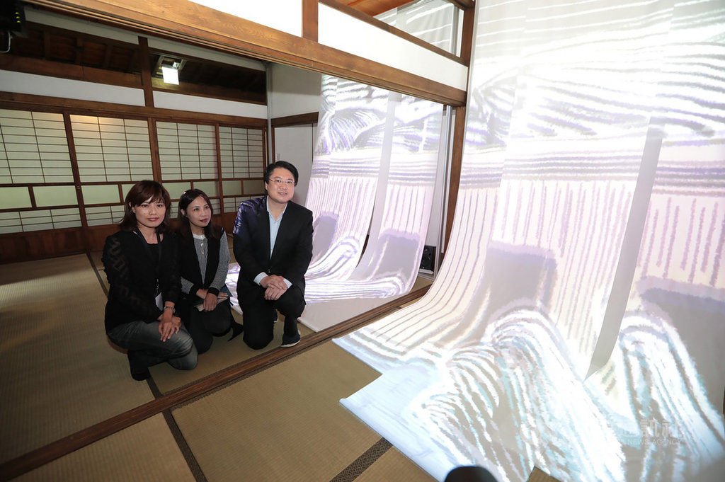 基隆市文化局「浪花天:依海而生的城市」成果展,13日起在基隆要塞司令官邸與校官眷舍登場,市長林右昌(右)率文化局長陳靜萍(中)等人參觀,也歡迎民眾造訪,一同感受策展人的用心。(基隆市政府提供)中央社記者王朝鈺傳真 109年11月13日