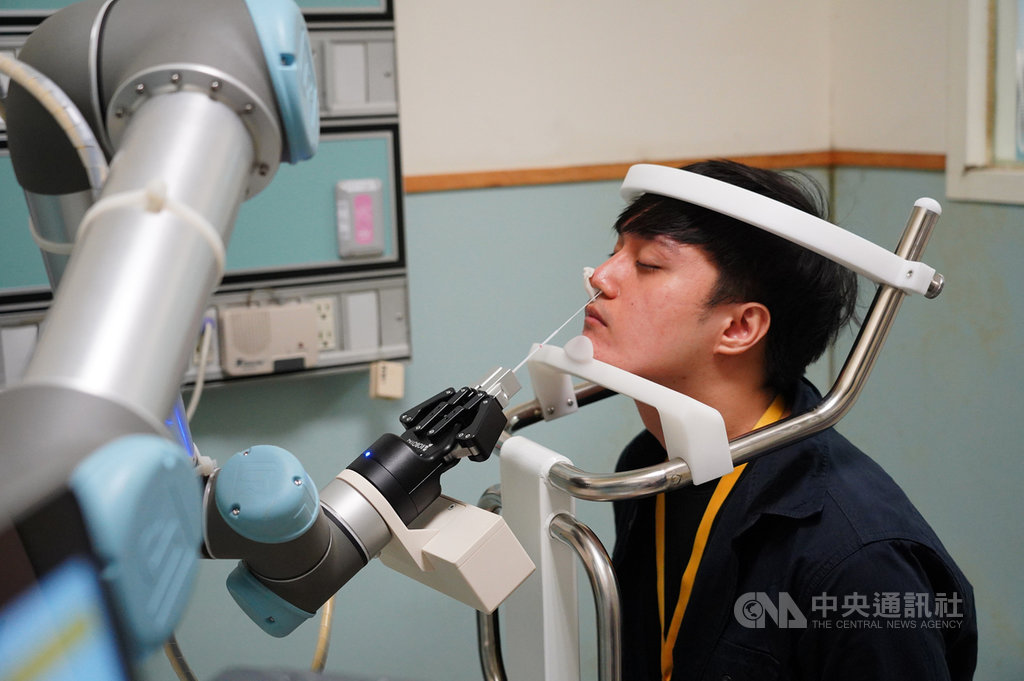 台灣業者研發「自動鼻咽採檢機器人」,9月獲得衛福部申請審查,在聯新國際醫院完成20例臨床試驗,未來盼能協助國內外大量採檢需求。(院方提供)中央社記者葉臻傳真 109年11月13日