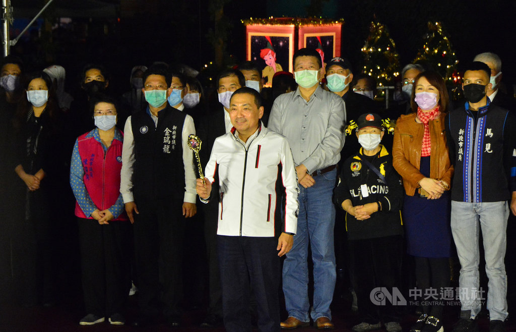 2020新北歡樂耶誕城13日晚間正式點燈開城,市長侯友宜(前中)出席為活動點燈揭幕,並提醒民眾除了開心玩,也要注意防疫措施。中央社記者黃旭昇新北市攝 109年11月13日