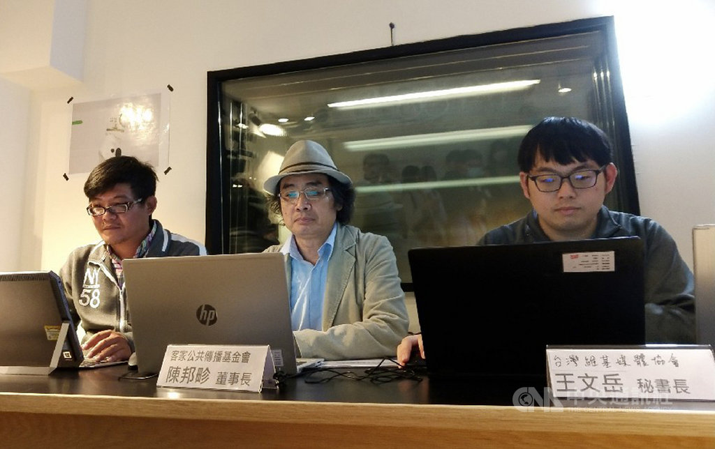 客家公共傳播基金會13日舉辦「客家@維基」記者會,現場與台灣維基媒體協會、大茅埔調查團共同更新台中東勢本圳維基條目,盼串聯全台70個客家鄉鎮,吸引全球客家鄉親加入建立客家資料庫。中央社記者張雄風攝 109年11月13日