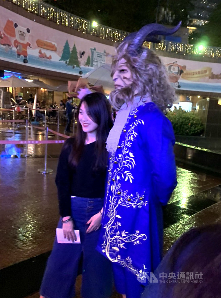 2020新北歡樂耶誕城13日晚間正式揭幕,除精彩主燈秀外,知名迪士尼卡通角色也在會場周邊走動,引起民眾關注,爭相合影。中央社記者沈佩瑤新北市攝 109年11月13日