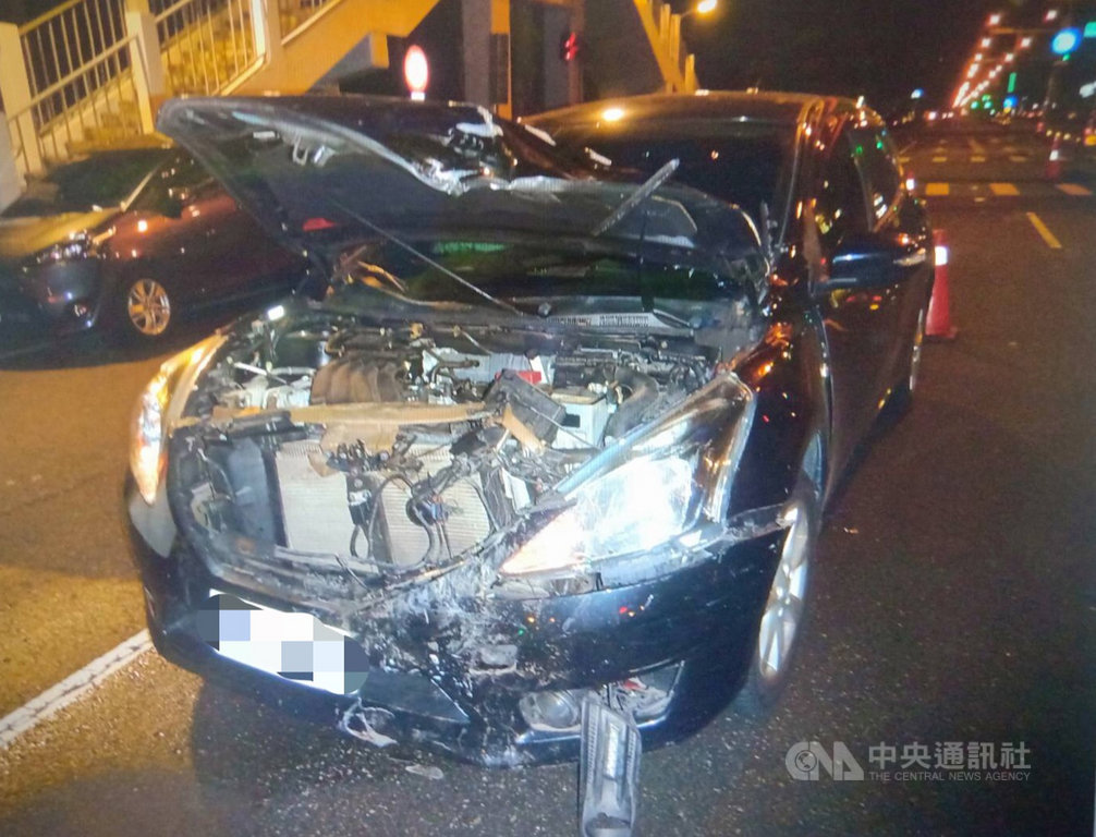 台中市東區14日凌晨發生汽車與機車碰撞事故,造成林姓機車騎士傷重送醫不治。由於撞擊力大,汽車車頭嚴重毀損。(民眾提供)中央社記者郝雪卿傳真 109年11月14日