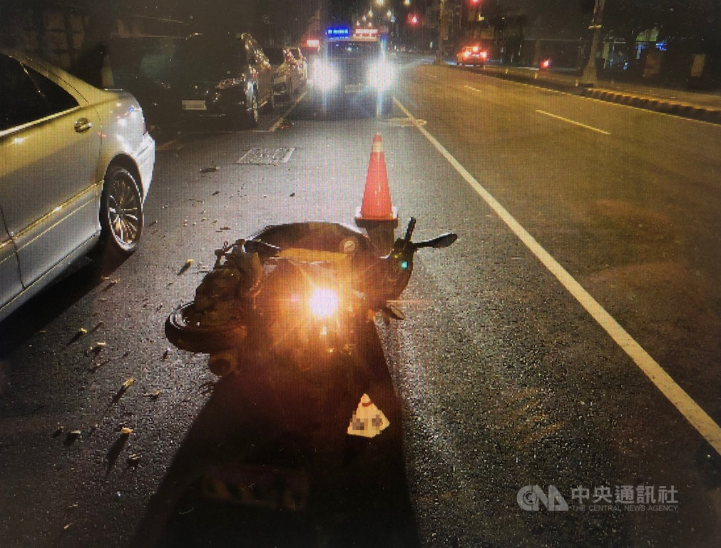 台中市東區14日凌晨發生汽車與機車碰撞事故,警方初步調查指出,周姓男子酒駕開車與林姓機車騎士發生碰撞,林男傷重送醫急救後仍宣告不治。(民眾提供)中央社記者郝雪卿傳真 109年11月14日