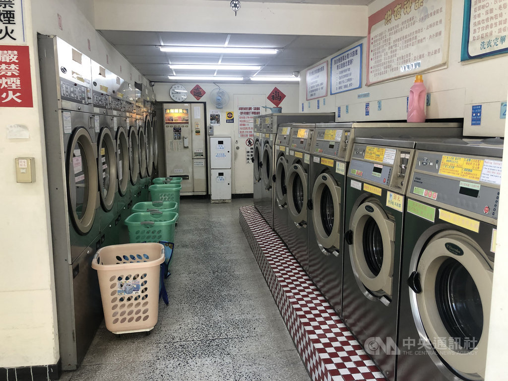 台北市產業局14日表示,為加強管理使用天然氣、桶裝瓦斯的自助洗衣店,修正發布台北市自助洗衣店安全管理辦法,要求業者每半年完成自主檢查,並應換裝具瓦斯漏氣遮斷功能的微電腦瓦斯表及自動緊急遮斷設備。(產業局提供)中央社記者劉建邦傳真 109年11月14日