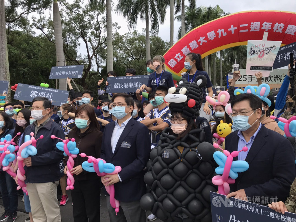 台灣大學5天內傳出3起學生不幸事件,校長管中閔(前右3)14日出席台大校慶園遊會後受訪表示,校方已組成專案小組,重新檢驗高樓層的安全措施,並展開三層心理輔導措施。中央社記者陳至中台北攝 109年11月14日
