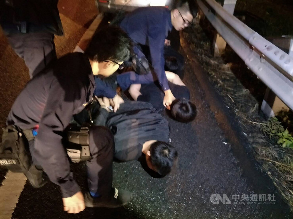 桃園市平鎮區14日清晨驚傳搶案,3名歹徒欲行搶白牌車司機未果,警方獲報動員追捕,3男隨後被壓制逮捕。(警方提供)中央社記者葉臻傳真 109年11月14日
