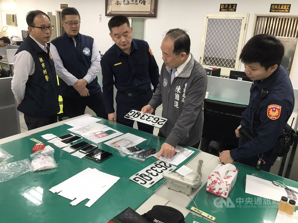桃園市平鎮區14日清晨發生搶案,3名男子行搶白牌車司機未果逃逸,警方動員逮人到案,期間造成2員警受傷。桃園市警察局長陳國進(右2)獲知後,親赴派出所慰問員警並了解案情。(警方提供)中央社記者葉臻傳真 109年11月14日