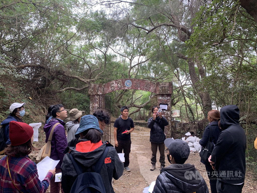 連江縣政府文化處14日舉行「戰地地景採集工作坊」活動,依據南竿53據點空間地形,規劃藝術採集的互動設計,由藝術家帶領參與者繪製地圖。 中央社記者邱筠攝 109年11月14日