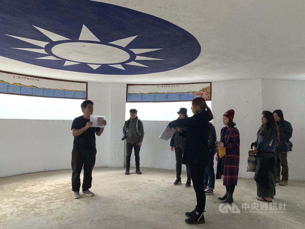 連江縣政府文化處14日舉行「戰地地景採集工作坊」,由藝術家陳宣誠(左)帶領民眾進行共感地景創作,一同探索島嶼藝術能量。 中央社記者邱筠攝 109年11月14日
