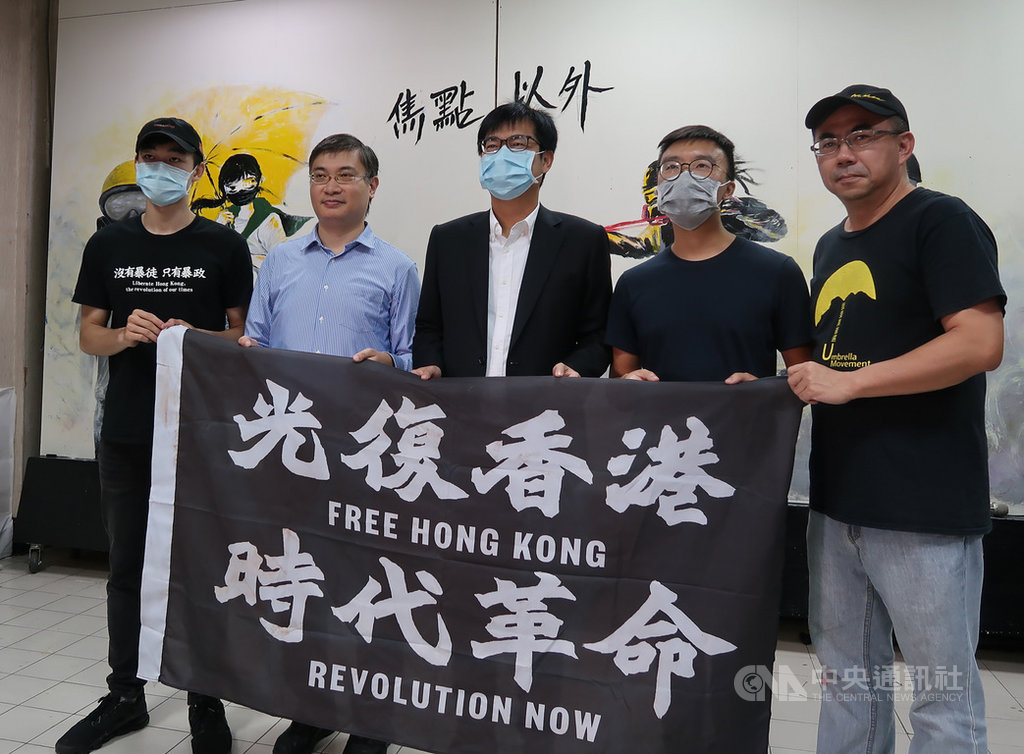 「香港主題展-無聲的城牆:焦點以外」盼藉多元創作,將港人社運過程反映在藝術品上,高雄市長陳其邁(中)14日出席,與主辦單位人員一起拉開「光復香港 時代革命」布條。中央社記者王淑芬攝 109年11月14日